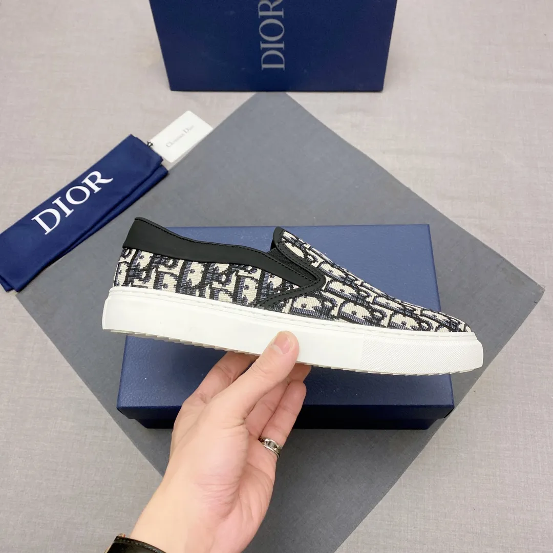 p380, Dior series casual shoes 👟🔥[Dior] Dior's new casual men's shoes are launched in Hong Kong counters. Official website 1:1 production. Original Italian materials. Designed by European and American masters. Perfect shape to create counter quality. Solid color rubber wear-resistant outsole and classic dazzling head! Super versatile and very comfortable. High-end without losing taste, fashionable and novel! ! Absolute focus! Code number: 38-44, three colors available (45 can be customized, cannot be returned or exchanged) No. 005